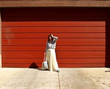 How to wear palazzo pants with sneakers (9)
