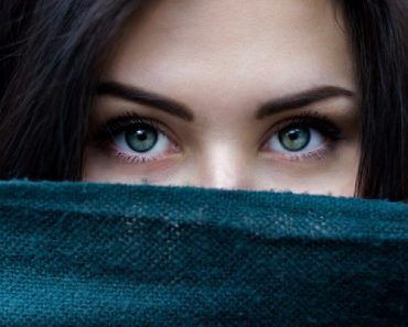 1_Closeup-of-a-brunette-womans-eyes