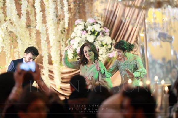 bushra ansari dancing with urwa on wedding