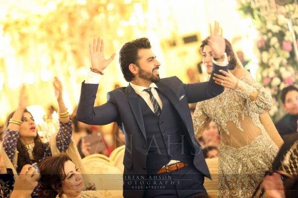 farhan saeed and urwa enjoying their mehndi barat