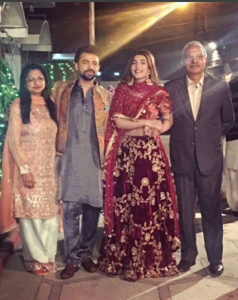 urwa hocane with parents on dholki