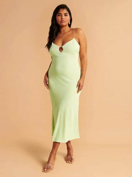 16 Amazing Timeless Dresses For Women’s Closet