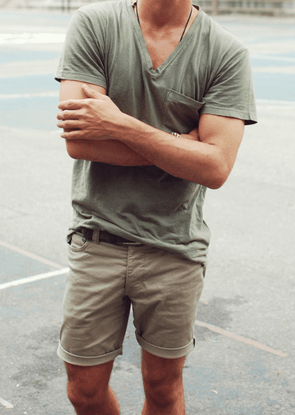 what color shirt to wear with khaki shorts