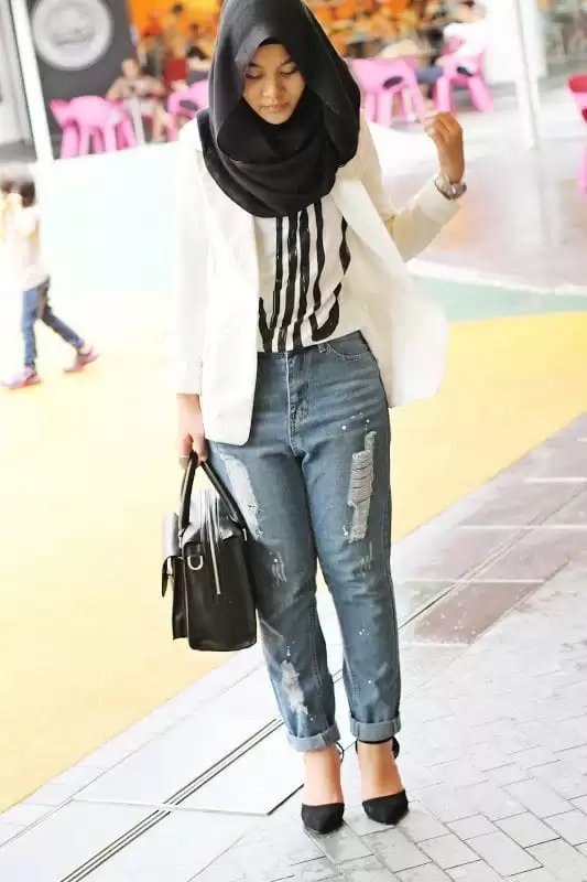 Hijab with ripped jeans Hijab with ripped jeans