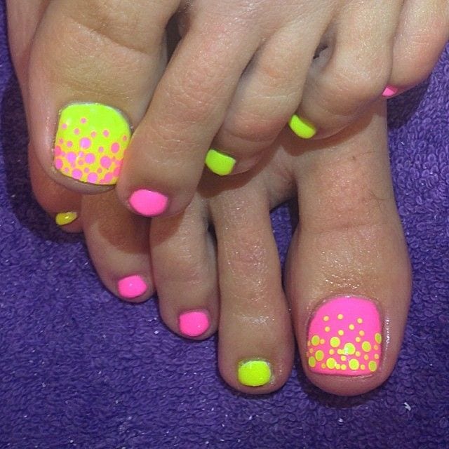 Funky toe nails print