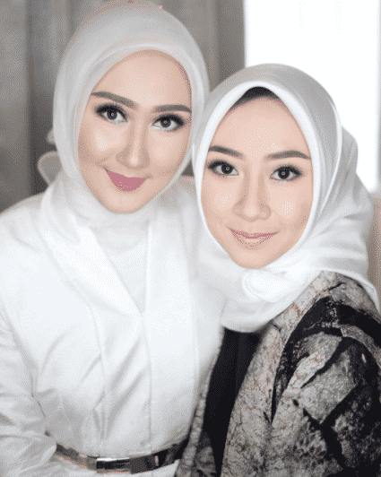 makeup with white colored hijab