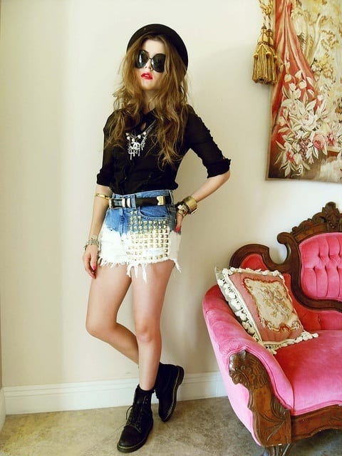 What to Wear with Denim Studded Shorts?25 Cute Outfits Ideas