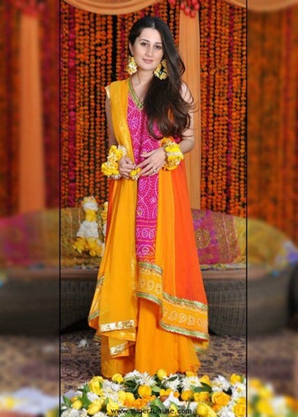 20 Simple and Cute Hairstyles For Mehndi Function This Season 20 Simple and Cute Hairstyles For Mehndi Function This Season