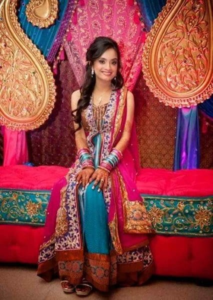20 Simple And Cute Hairstyles For Mehndi Function This Season 20 Simple And Cute Hairstyles For Mehndi Function This Season