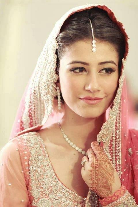 25 Easy and Gorgeous Hairstyles For Walima Function