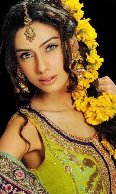 20 Simple and Cute Hairstyles For Mehndi Function This Season 20 Simple and Cute Hairstyles For Mehndi Function This Season
