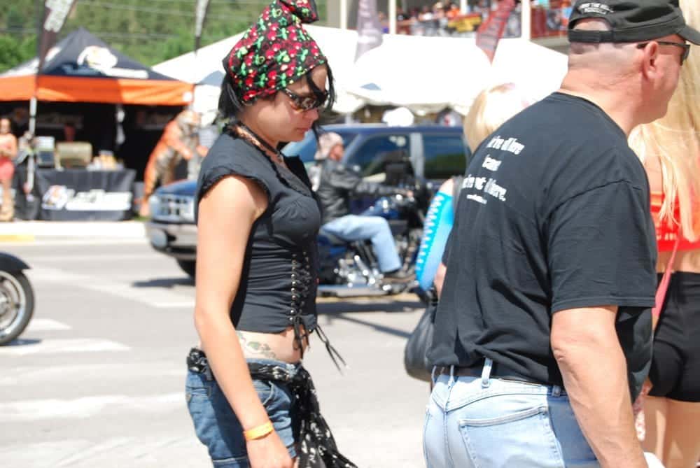 15 Best Bandana Outfits Combinations for Perfect Bandana Look