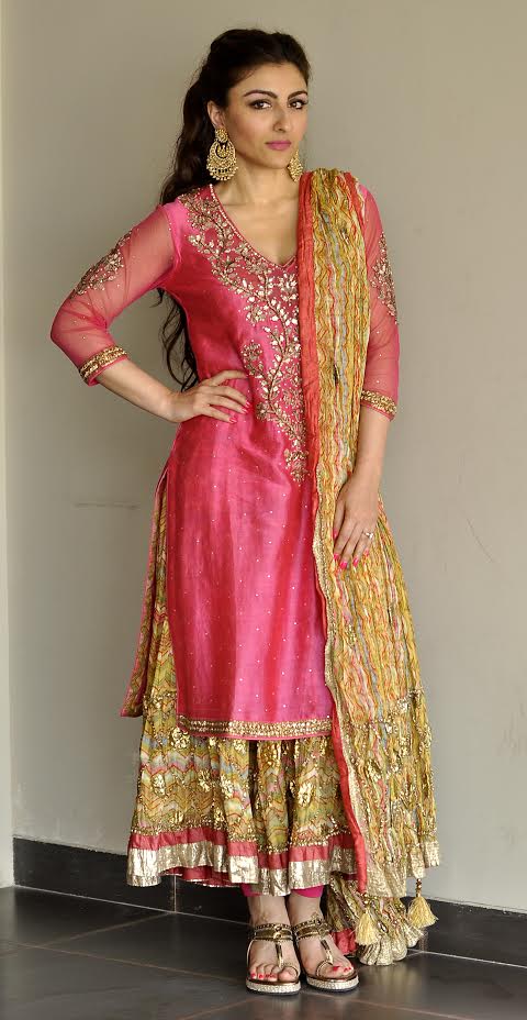 soha-ali-khan-mehndi-lengha-long-choli