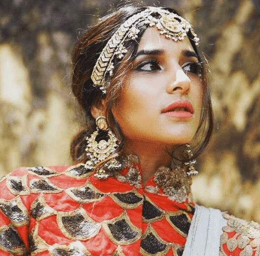16 Cute Hairstyles with Maang tikka/Maatha Patti This Season 16 Cute Hairstyles with Maang tikka/Maatha Patti This Season