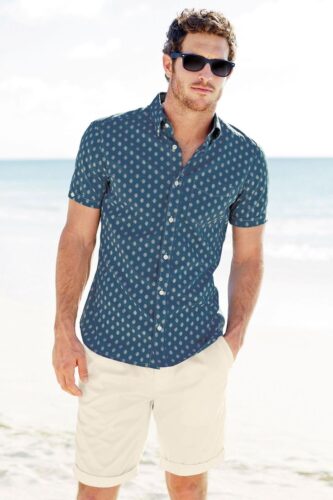 relaxed-yet-stylish-men-vacation-outfits-1