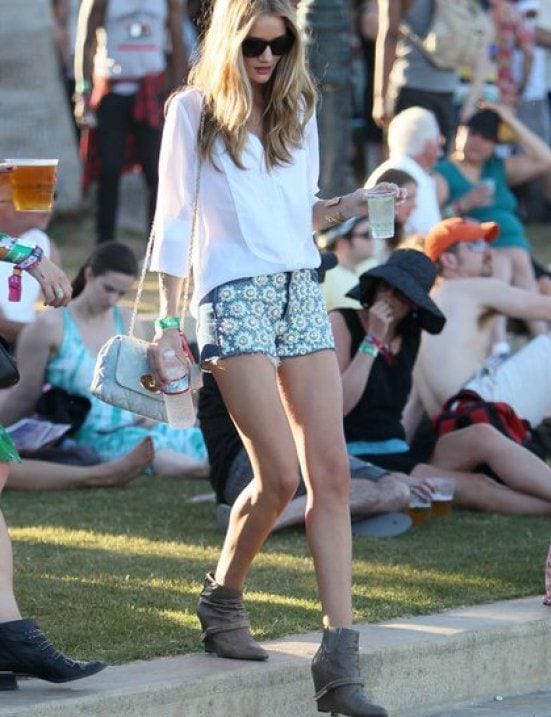 Outfits with Floral Shorts 40 Ways to Style Floral Shorts