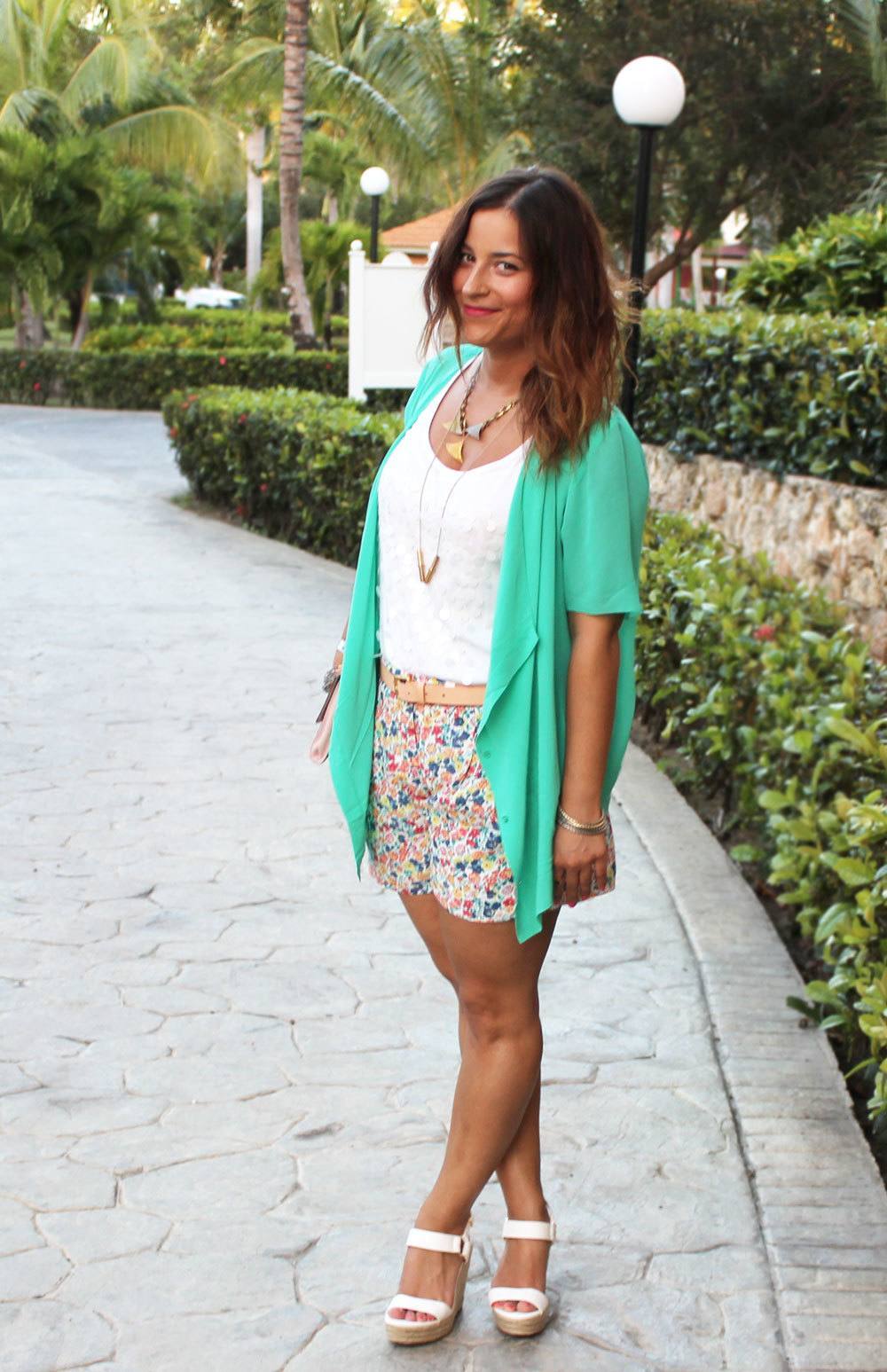 Outfits with Floral Shorts 40 Ways to Style Floral Shorts