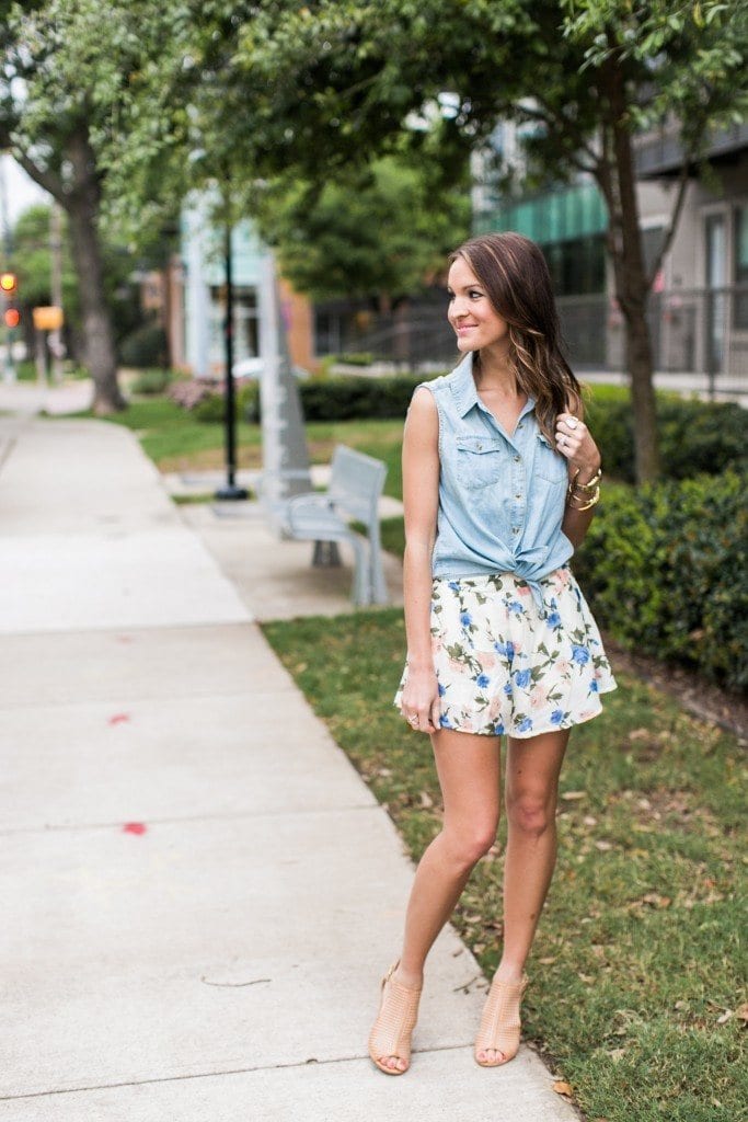 Outfits with Floral Shorts 40 Ways to Style Floral Shorts