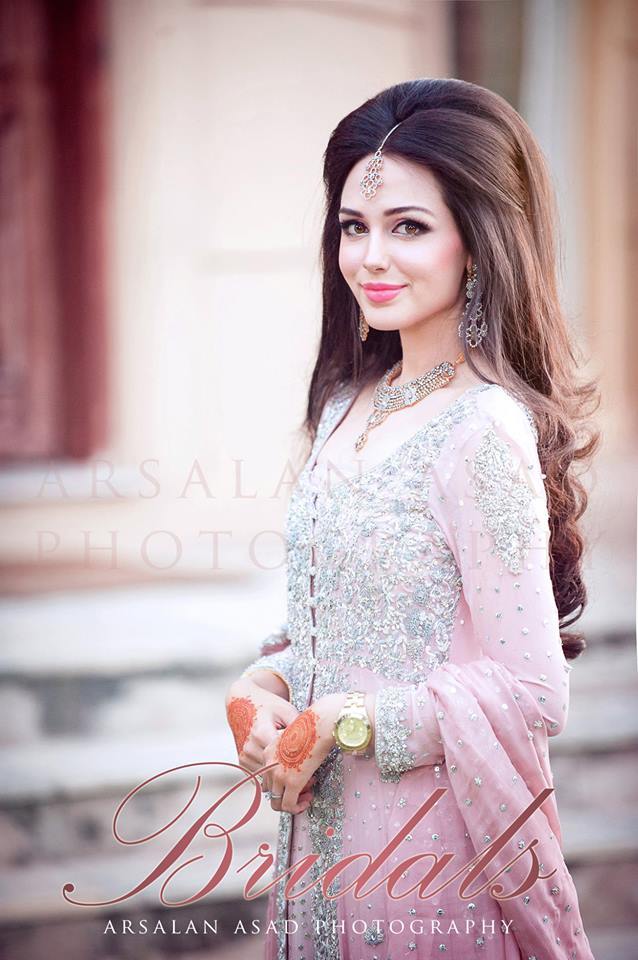 25 Pakistani Wedding Hairstyles & Hairdos For Your Big Day