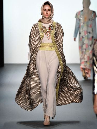 Peragakan Hijab di New York Fashion Week Ramp