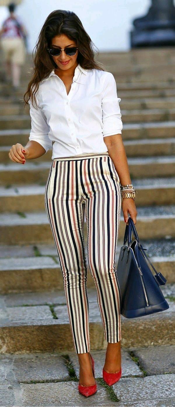 Imagen de mujer con zapatos rojos