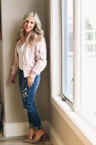 How to wear embroidered jeans16 embroidered jeans outfits How to wear embroidered jeans16 embroidered jeans outfits