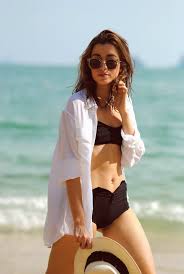 White Shirt Outfits-18 Ways To Wear White Shirts For Girls
