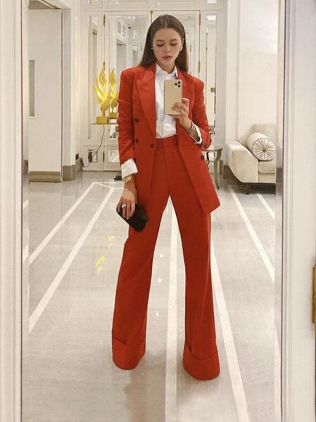 Casual Outfit With Faded Red Pants - une femme d'un certain âge