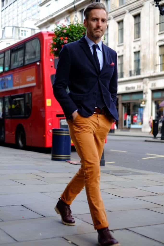 how to wear orange pants for men (5)