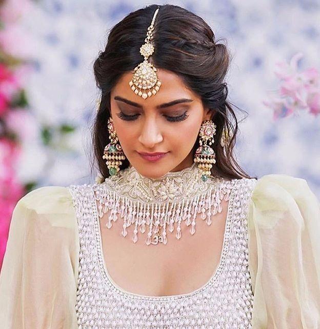10 Maang Tikka Hairstyles For The Wedding Season | Be Beautiful India