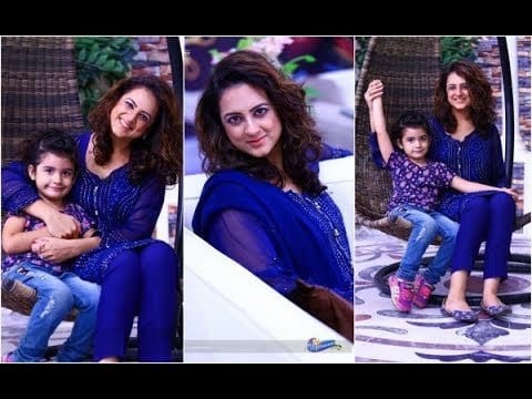 Pakistani Mother Daughter Outfits (7)
