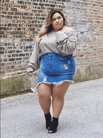 plus size denim skirt outfit