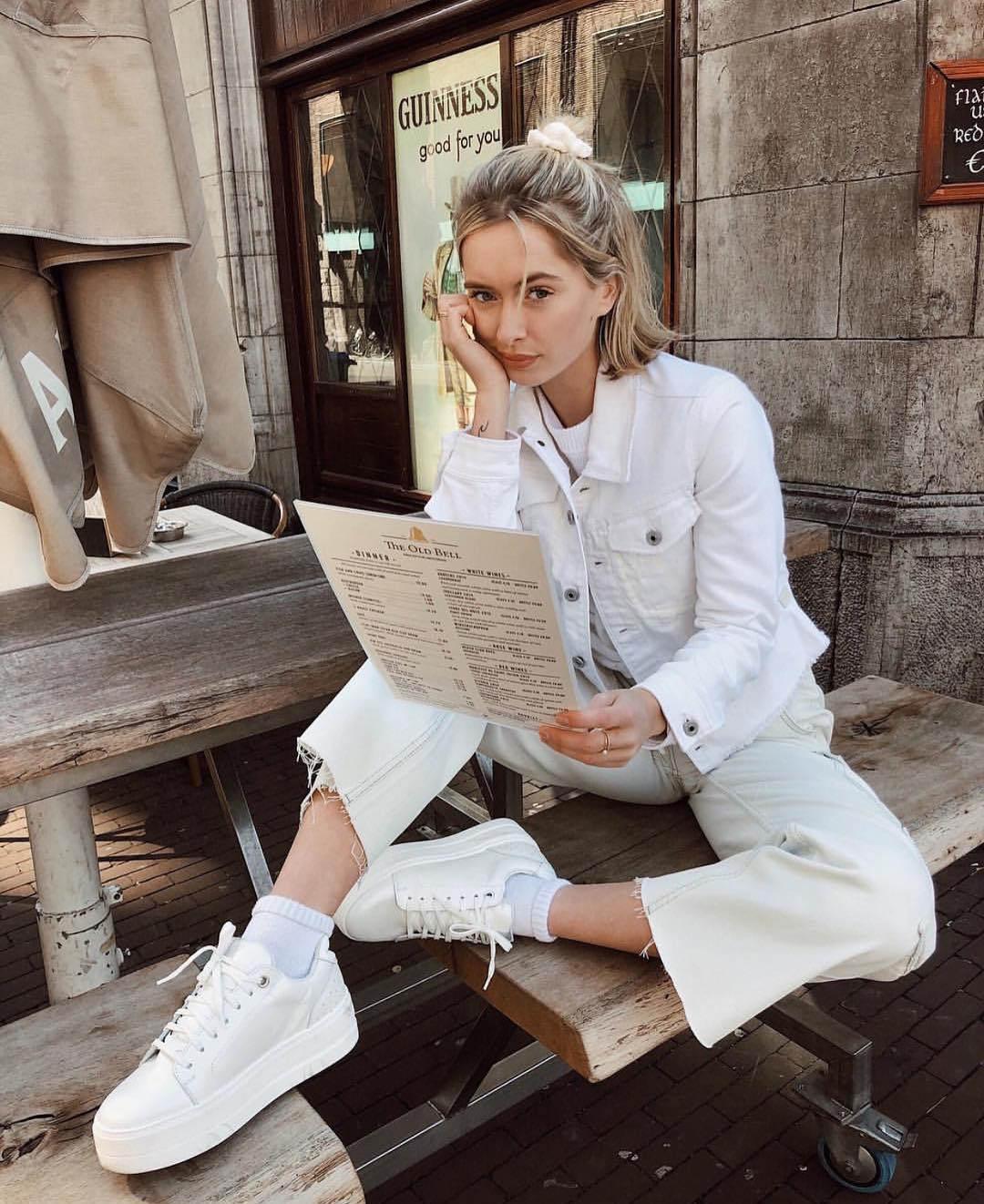 25 Outfits to Wear With White Sneakers for Women