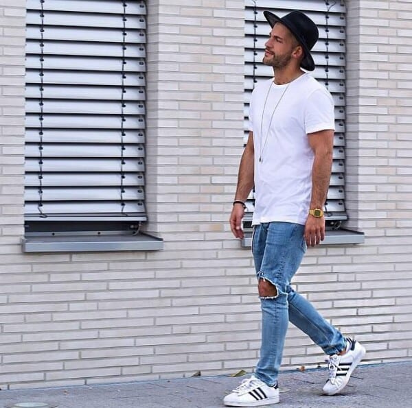 Outfits with white sneakers for men (41)