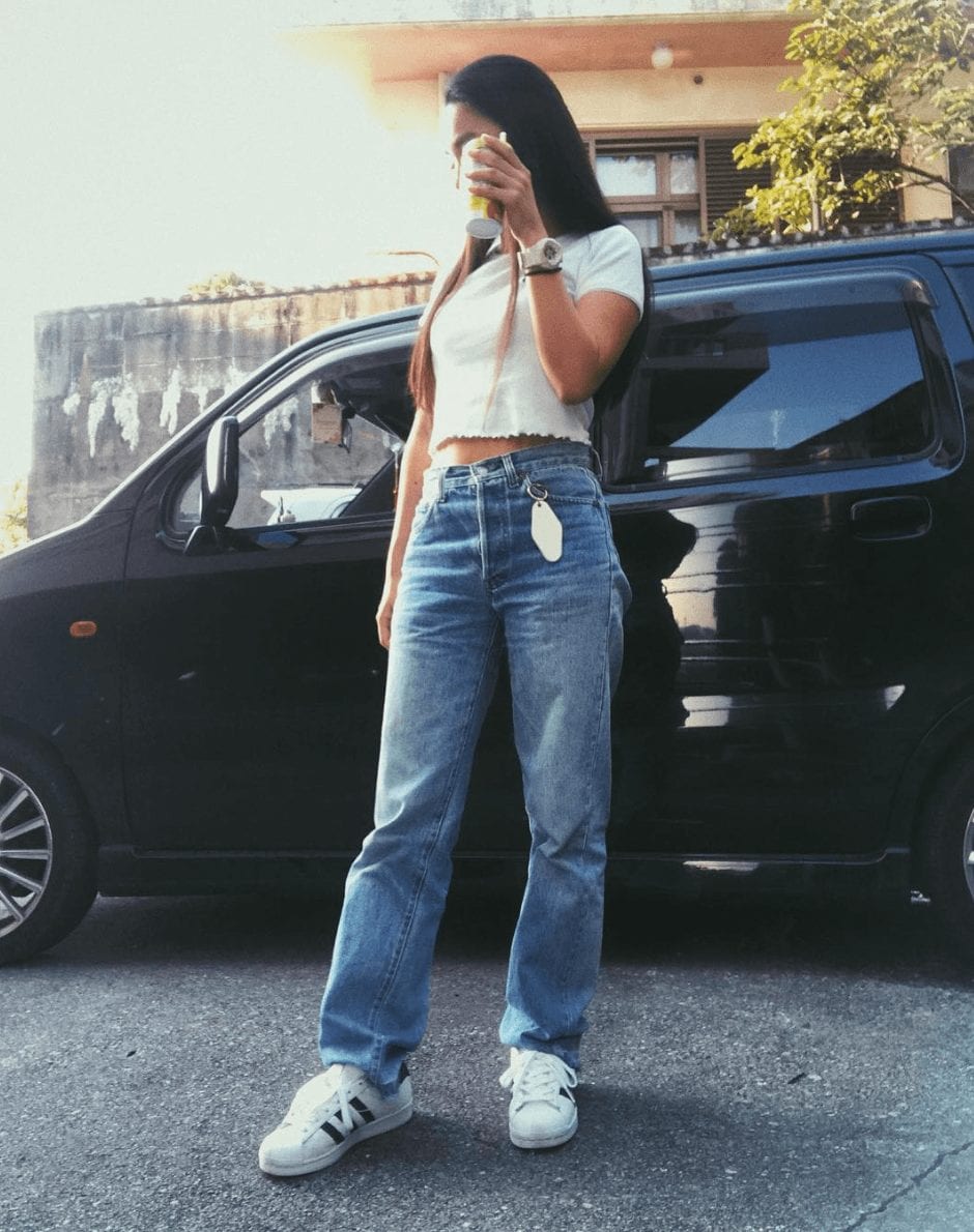 13 Flattering Mom Jeans Outfits and How to Wear Them