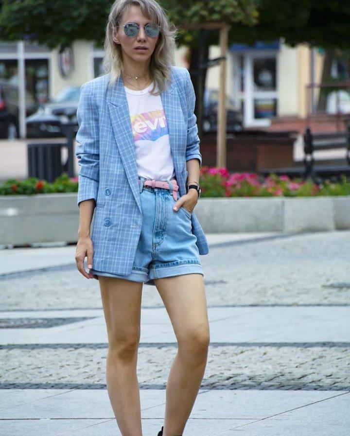 Chic Outfits with Mom Shorts (12)