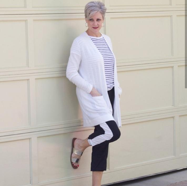 18 Outfit Ideas on How to Wear Capri for Women Over 50