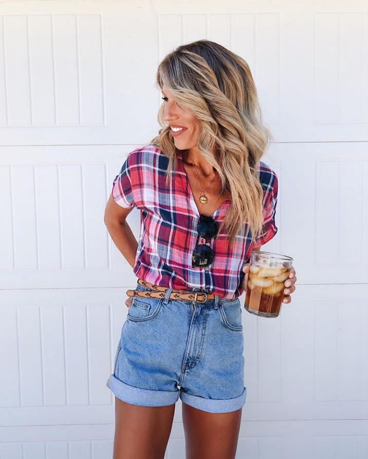 Chic Outfits with Mom Shorts (10)