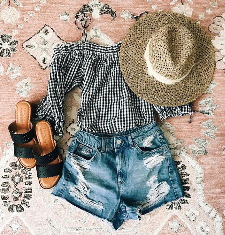 Chic Outfits with Mom Shorts (4)