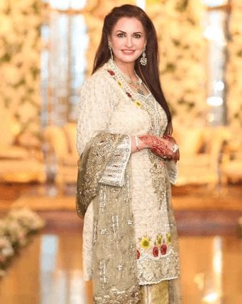 Women Over 50 Pakistani Celebrities Fashion - 20 Outfit Ideas (4)
