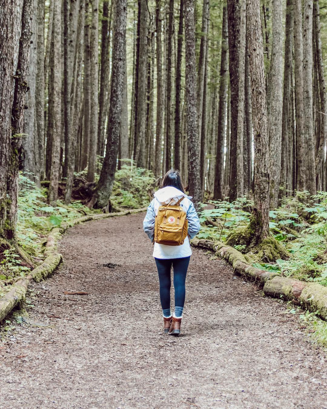 Hiking Outfits for Women to Wear in Winter (23)