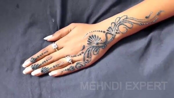 Best Glitter Mehndi Designs (7)