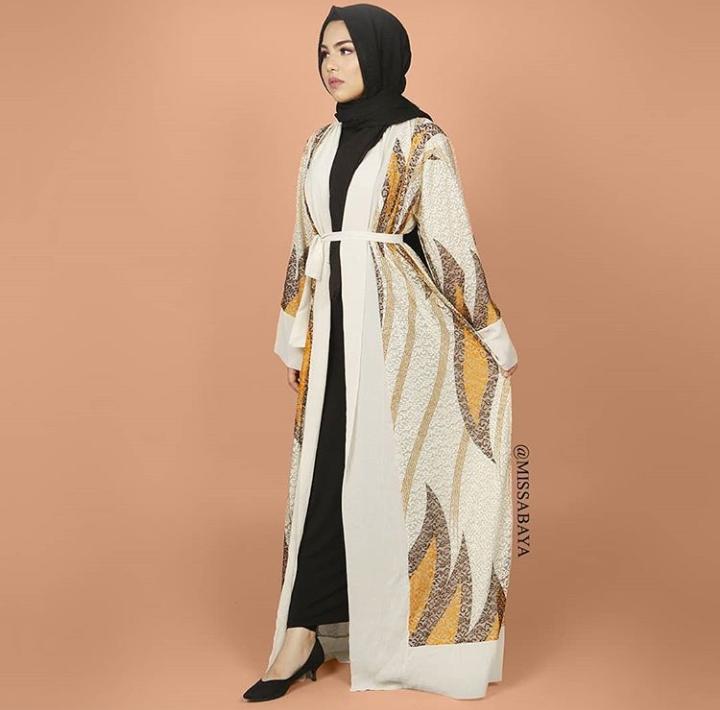 A Fusion Between Modern and Traditional Abaya Styles (17)