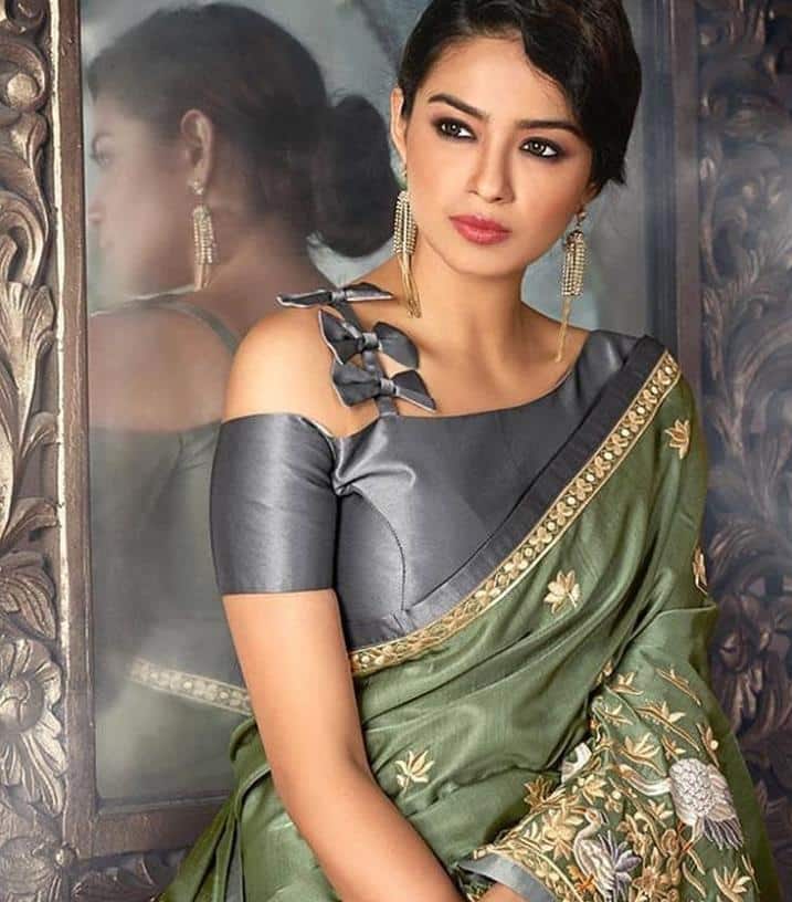 Stunning Blouse Designs For Silk Sarees (16)