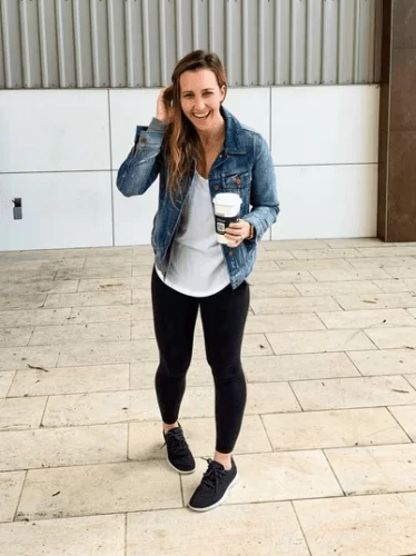 20 Best Legging Outfit Ideas While Travelling