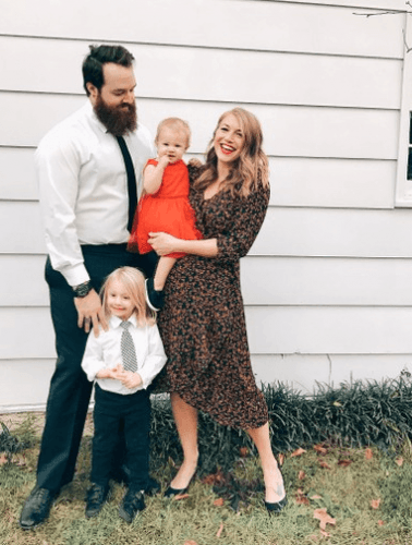60+ Ideas On What To Wear For Family Pictures (Every Season)