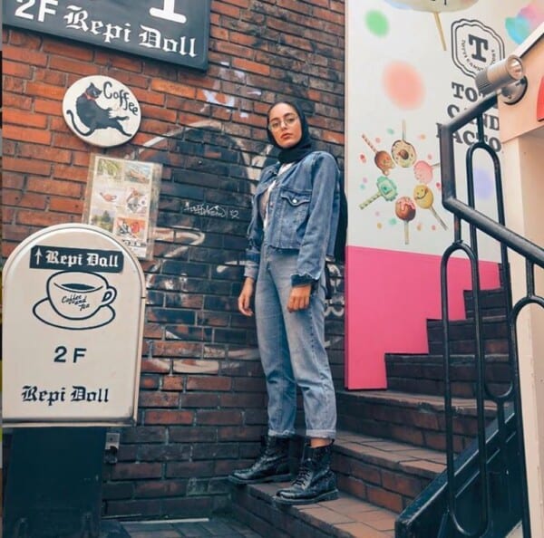 crop denim jacket and mom jeans