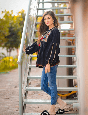 how to wear kurta with jeans