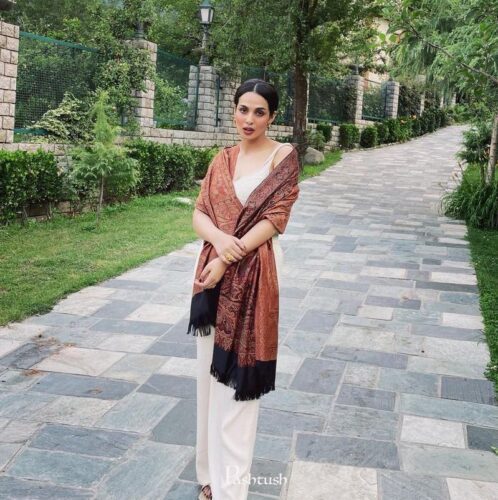 how to carry shawl with jeans