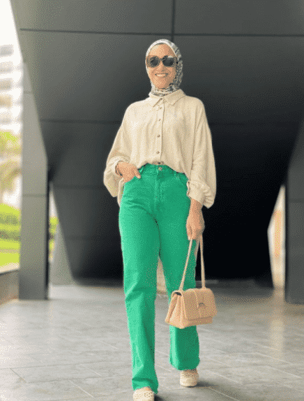 20 Outfits With Green Jeans and Styling Ideas